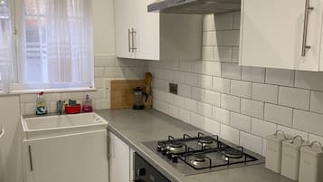 Kylskåp, mikrovågsugn, ugn och spishäll