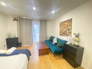 5 bedrooms, iron/ironing board, WiFi, bed sheets