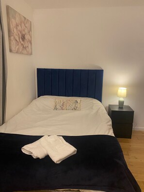 5 habitaciones, tabla de planchar con plancha, wifi y ropa de cama