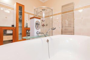 Douche, sèche-cheveux, bidet, serviettes fournies