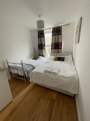 3 bedrooms, WiFi, bed sheets - 3 Bed Flat - Sleeps 6 - Parking - Wifi (London)