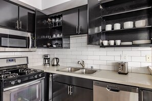 Kylskåp, mikrovågsugn, ugn och diskmaskin