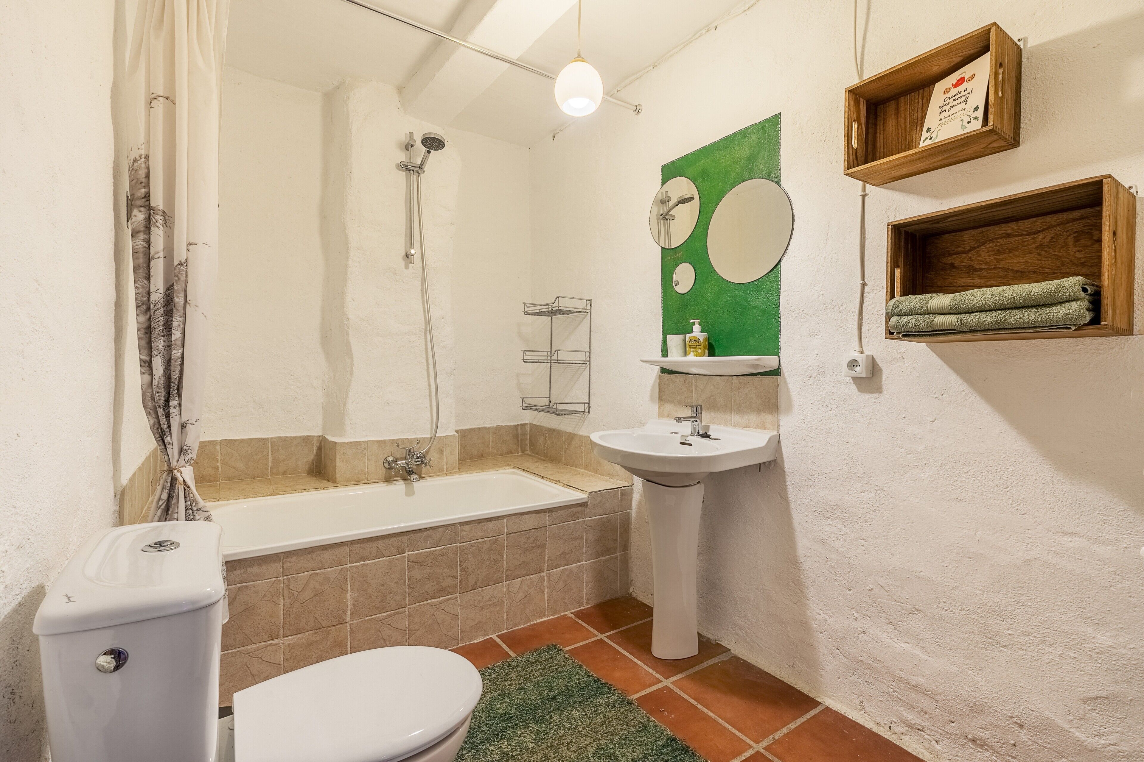 Un baño con inodoro, lavamanos y ducha.