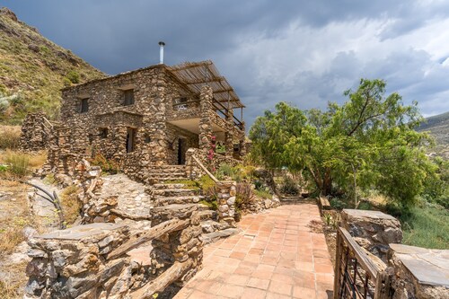 Studio 'Frida' with Mountain Views, Private Terrace and Wi-Fi