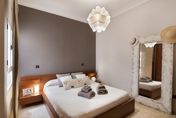 2 bedrooms, iron/ironing board, free WiFi, bed sheets