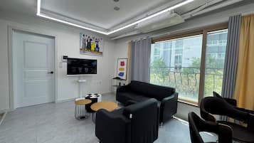 Smart TV, fireplace