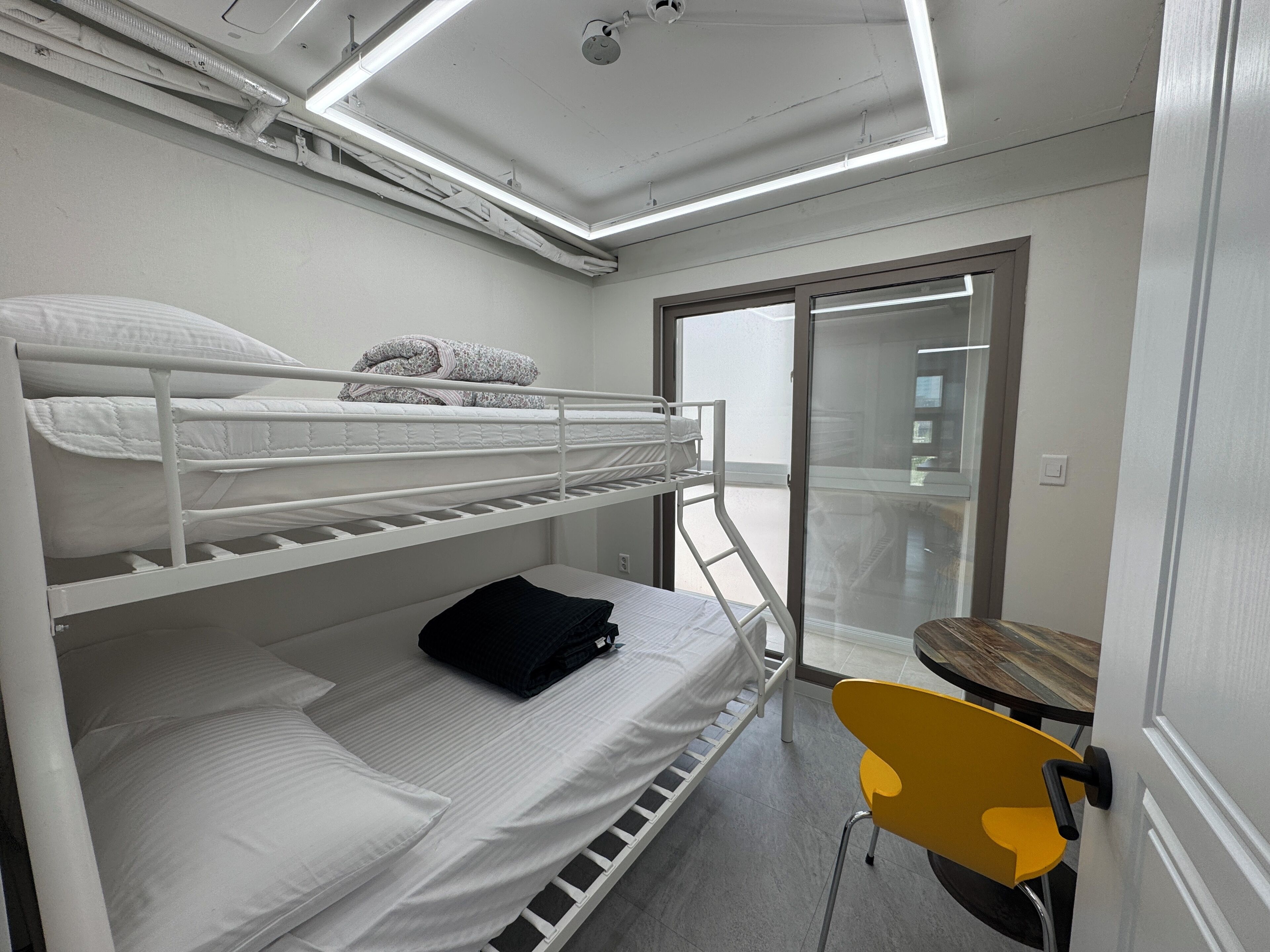 2 bedrooms, in-room safe, desk, iron/ironing board