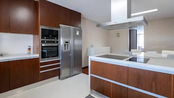 Refrigerador, microondas, horno y parrilla de estufa