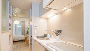 Une cuisine moderne équipée d’une cuisinière intégrée, d’un évier et d’un coin repas avec une table et des chaises.