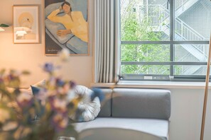 Leilighet, 1 dobbeltseng med sovesofa, kjøkken, byutsikt (503) | Oppholdsområde | En 81-centimeters LCD-TV med digitale kanaler