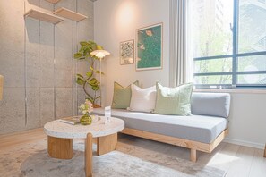 Leilighet, 1 soverom, kjøkken, byutsikt (403) | Oppholdsområde | En 81-centimeters LCD-TV med digitale kanaler