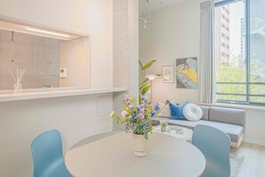 Leilighet, 1 dobbeltseng med sovesofa, kjøkken, byutsikt (503) | Oppholdsområde | En 81-centimeters LCD-TV med digitale kanaler