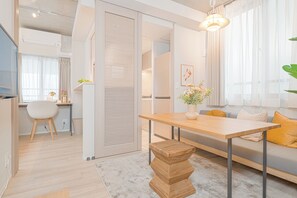 Apartment, 1 Bedroom, Kitchen, City View (401) | Living area