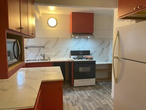 Fridge, microwave, stovetop, coffee/tea maker - 2-bedroom house close to San Diego down town with WiFi, AC (San Diego)