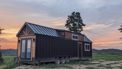 Charming 2-bedroom Tiny House with WiFi, AC in relaxing Brooksville