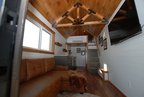 Charming 2-bedroom Tiny House with WiFi, AC in relaxing Brooksville