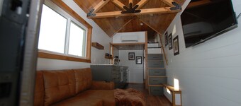 Charming 2-bedroom Tiny House with WiFi, AC in relaxing Brooksville