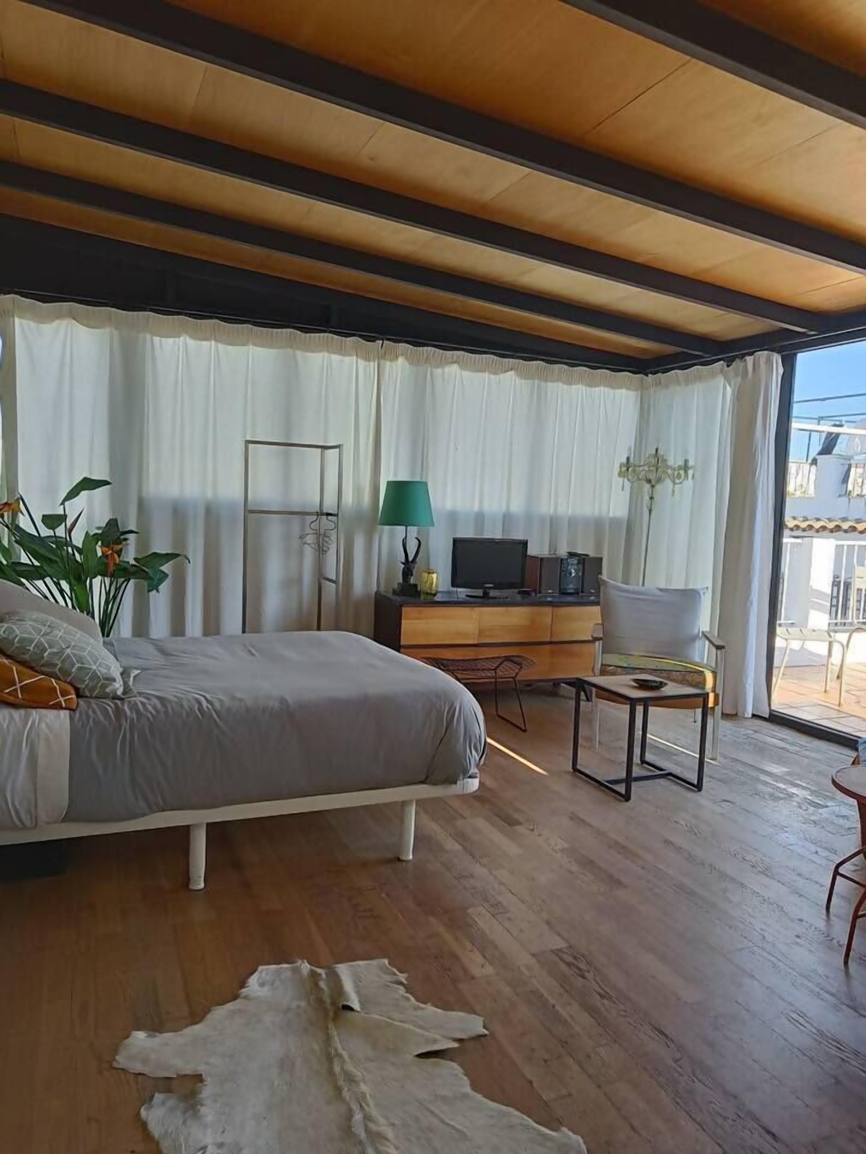 1 bedroom, desk, iron/ironing board, free WiFi