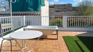 A rooftop terrace with a pool table, chairs, and a covered area. - Penthouse in Ciudad Vieja (Cordoba)