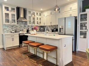Geladeira, micro-ondas, fogão, cooktop
