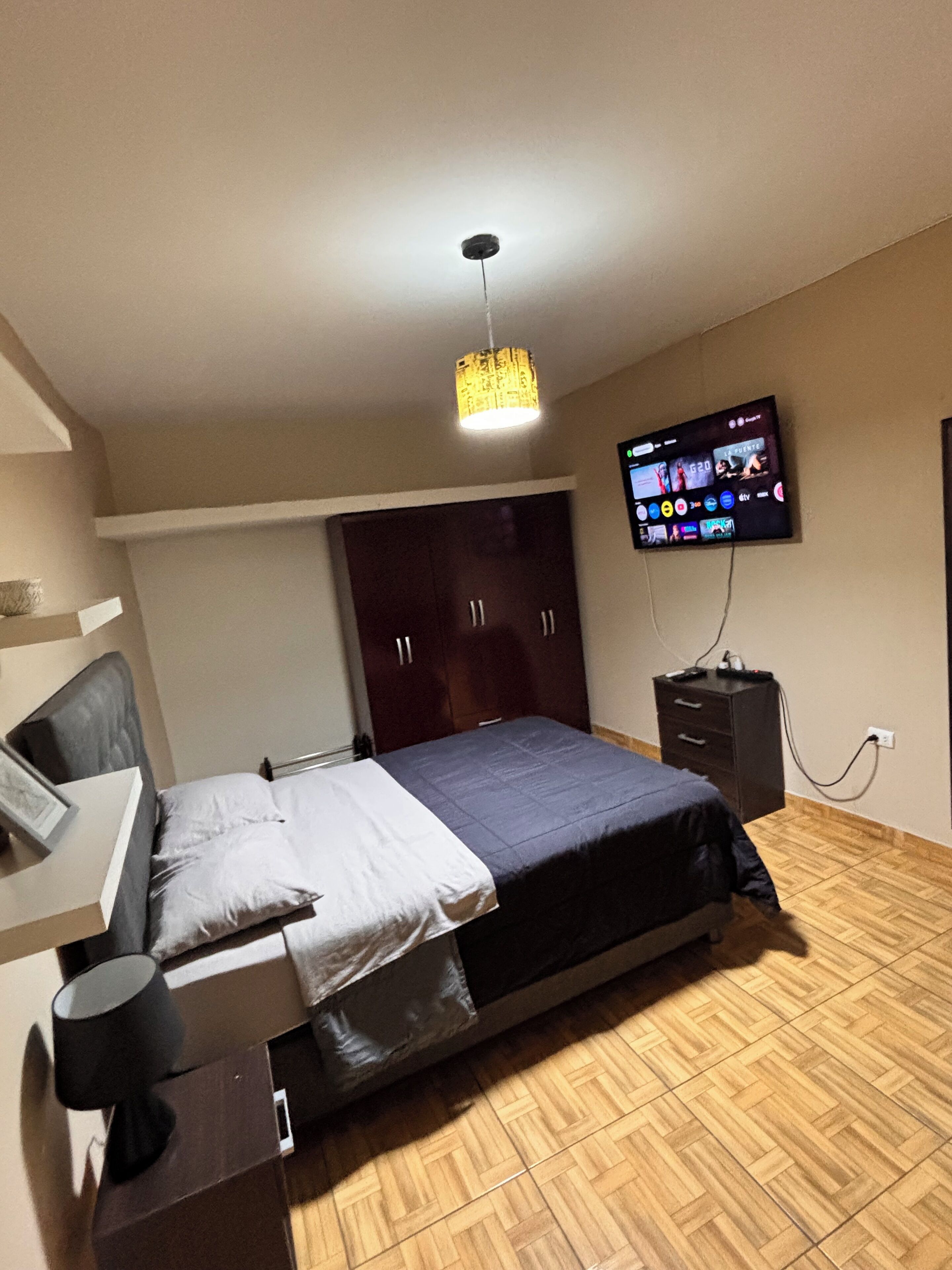 1 dormitori, escriptori, planxa i posts de planxar i wifi gratuïta 