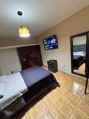 1 habitación, escritorio, tabla de planchar con plancha y wifi gratis 