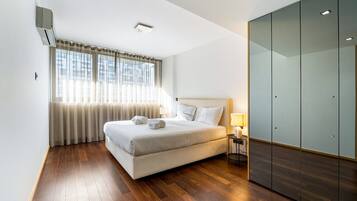 3 bedrooms, iron/ironing board, internet, bed sheets