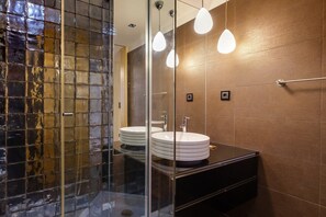 Dusche, Haartrockner, Handtücher