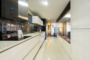 Kjøleskap, mikrobølgeovn, ovn og oppvaskmaskin