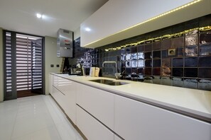 Fridge, microwave, oven, dishwasher - GuestReady - Lovely place with Dragon Stadium view (Porto)