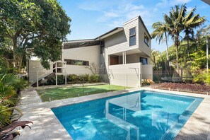 Pool - Walk to everything - The Ultimate Beach Holiday home (Newport)