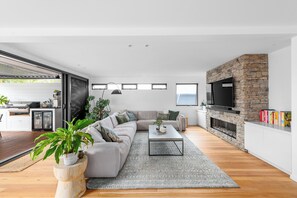 Smart TV, fireplace