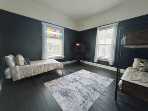 3 habitaciones, escritorio, tabla de planchar con plancha y wifi gratis 