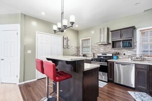 雪櫃、微波爐、焗爐、爐具