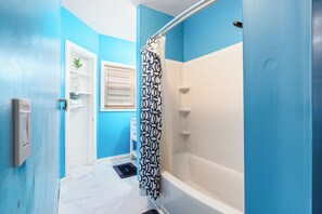 Secador de pelo, toallas, jabón, papel higiénico