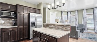 Spacious & Stylish 2-Bedroom Retreat, King Bed, Shared Gazebo