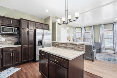 Spacious & Stylish 2-Bedroom Retreat, King Bed, Shared Gazebo