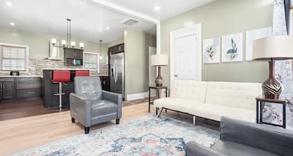 Spacious & Stylish 2-Bedroom Retreat, King Bed, Shared Gazebo