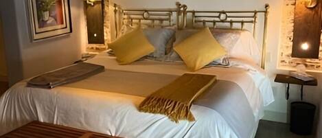 Dobbeltværelse til brudepar - gribehåndtag i brusekabinen - rengøring | Mørklægningsgardiner, strygejern/strygebræt, gratis Wi-Fi, sengetøj