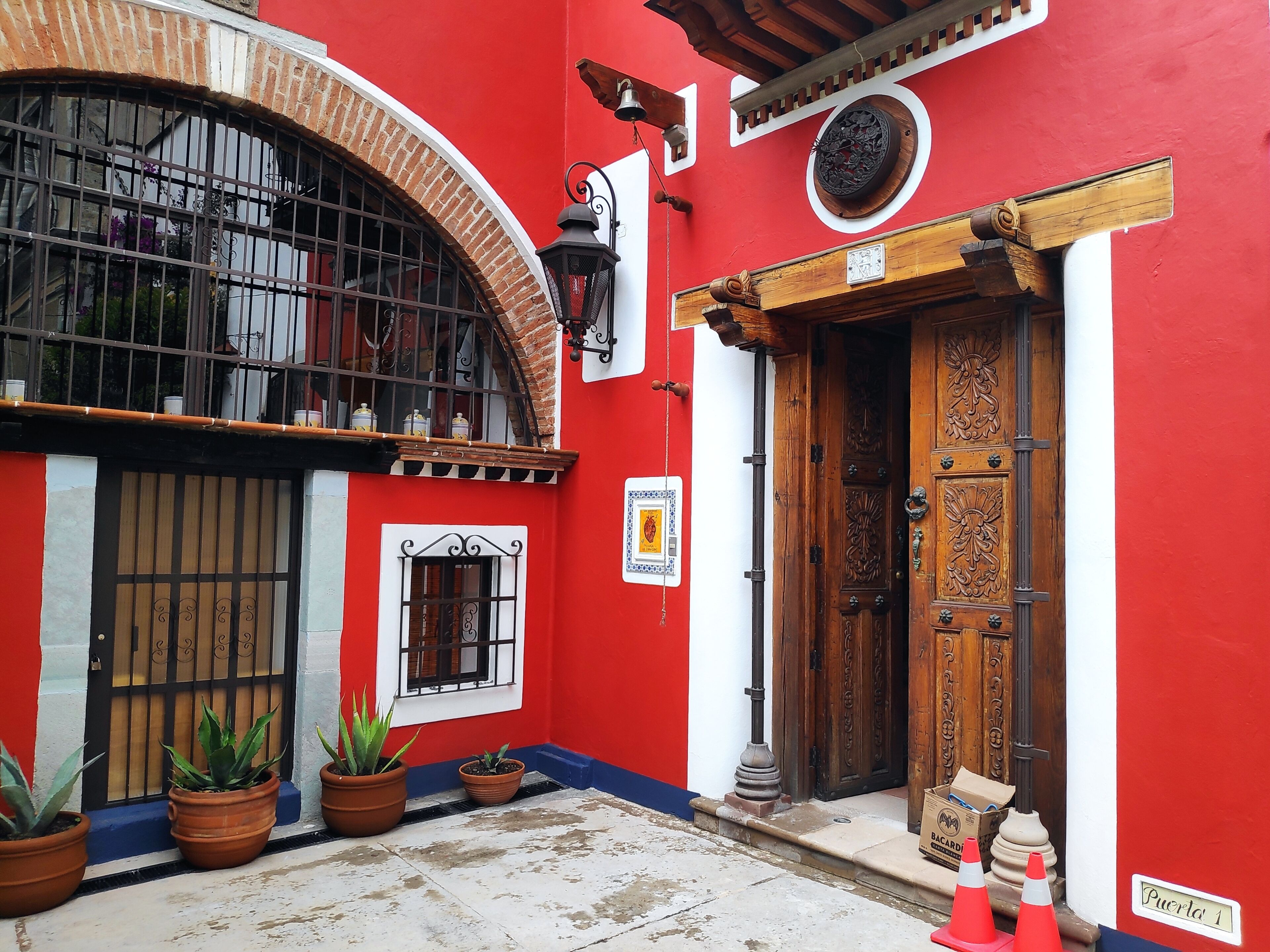 Vista frontal de la propiedad