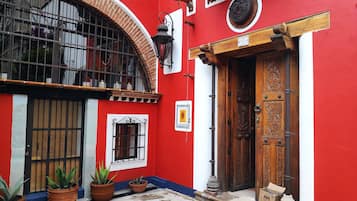 Vista frontal de la propiedad