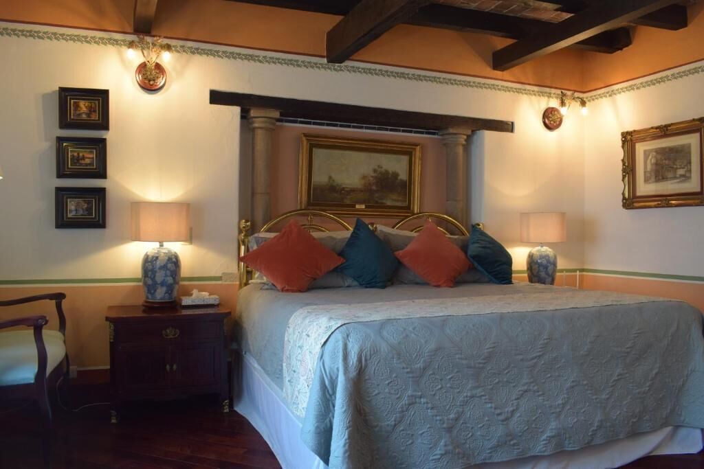 Habitación Deluxe con 1 cama matrimonial o 2 individuales, barra de apoyo en la regadera | Cortinas blackout, tabla de planchar con plancha y wifi gratis 