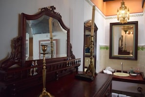 Deluxe kamer, 1 twee- of 2 eenpersoonsbedden, douche met handgrepen, schoonmaakservice | Badkamer | Een haardroger, handdoeken