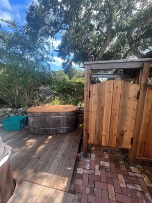 Outdoor spa tub - Quiet home in the Oaks (Baywood-Los Osos)