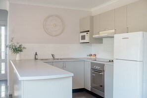 冷蔵庫、電子レンジ、オーブン、コンロ