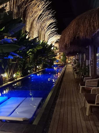 Una piscina al aire libre