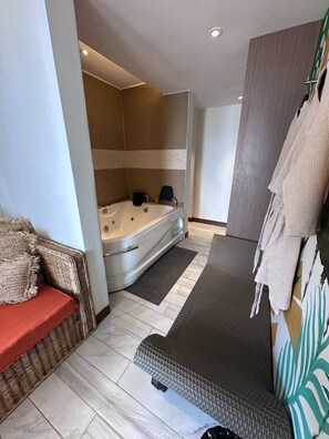 Suite luxueuse, balcon, vue sur la plage | Salle de bain | Peignoirs, pantoufles