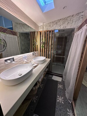 Luxe suite, balkon, uitzicht op strand | Badkamer | Badjassen, pantoffels