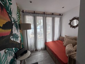 Luxury Suite, Balcony, Beach View | Living area