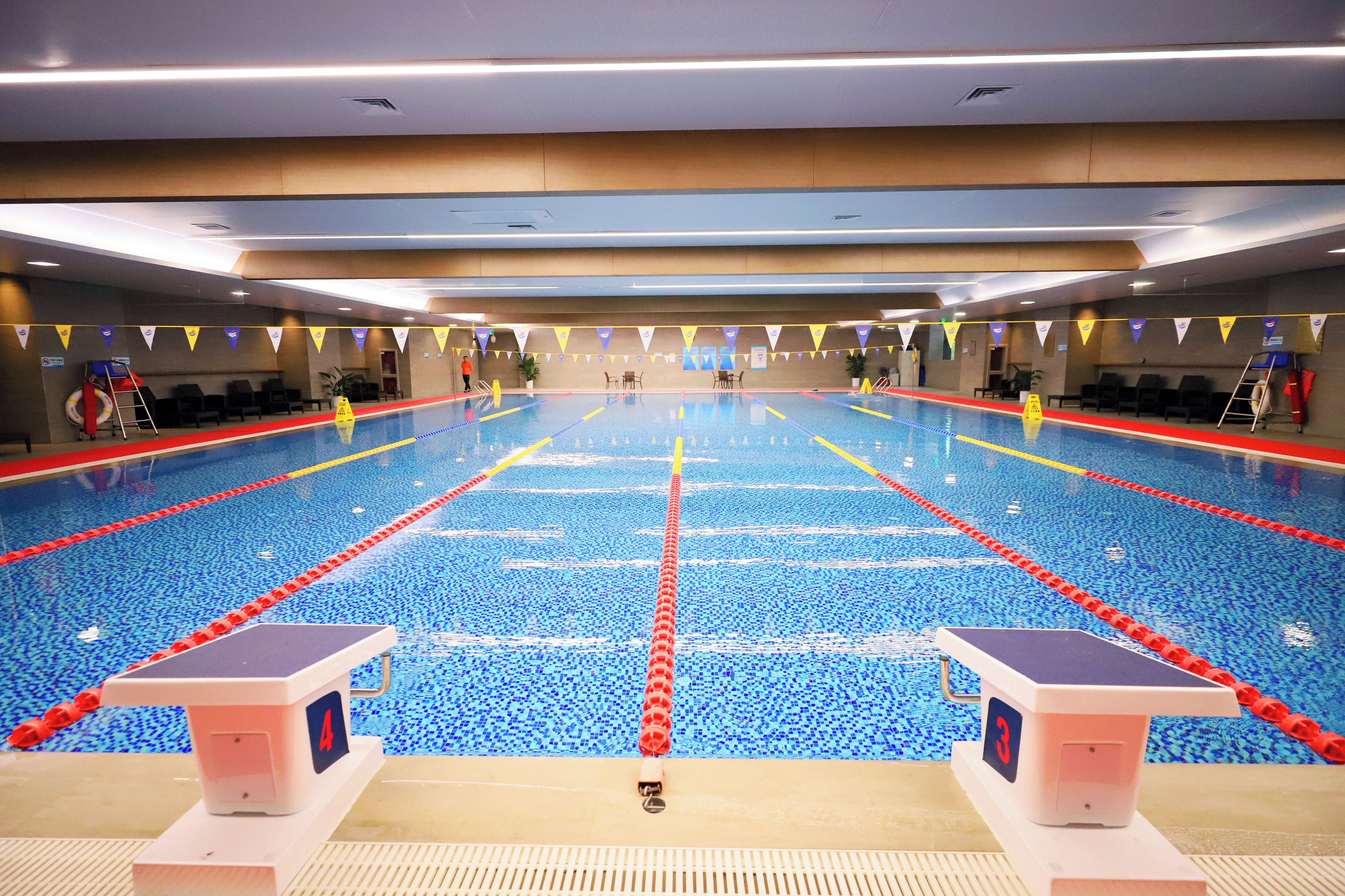 Una piscina techada, una piscina climatizada